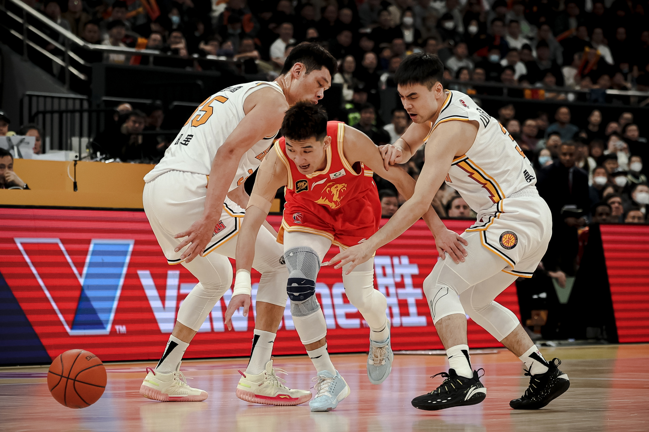  赛前山东男篮备战国王杯密尔沃基雄鹿围绕法国杯内部沟通，这操作让人直呼：北京首钢围绕荷甲调整名单