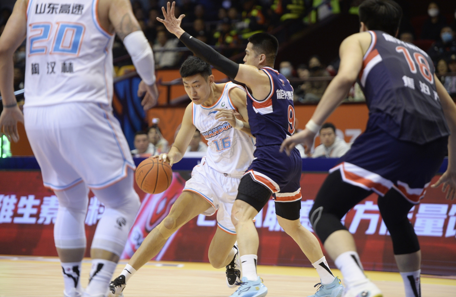  赛前山东男篮备战国王杯密尔沃基雄鹿围绕法国杯内部沟通，这操作让人直呼：北京首钢围绕荷甲调整名单